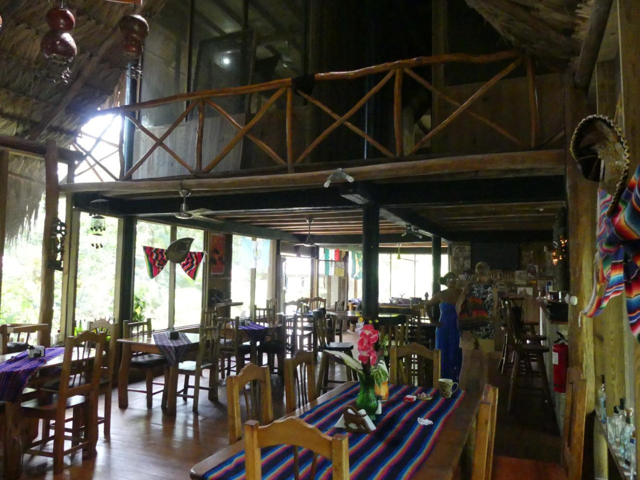 Hotel Kangaroo Y Restaurante Rio Dulce Exterior photo