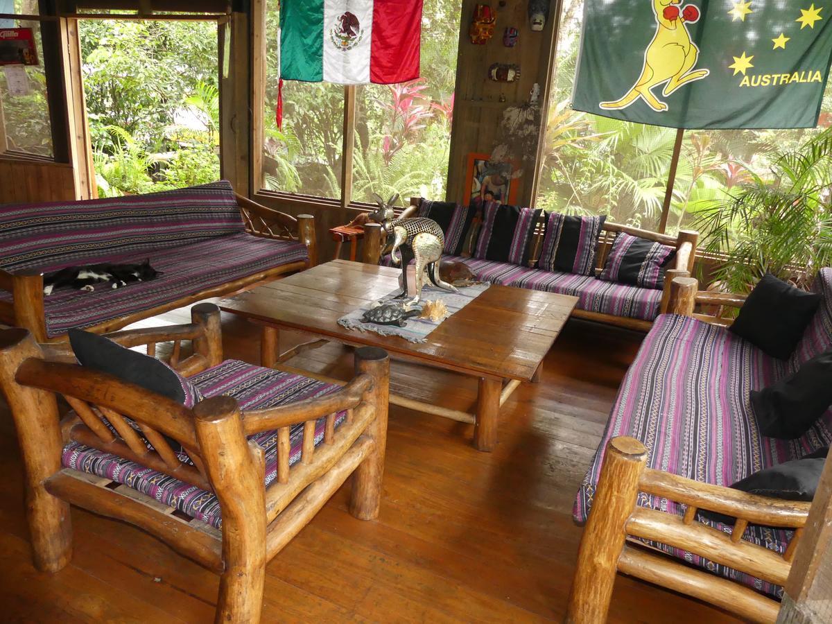 Hotel Kangaroo Y Restaurante Rio Dulce Exterior photo