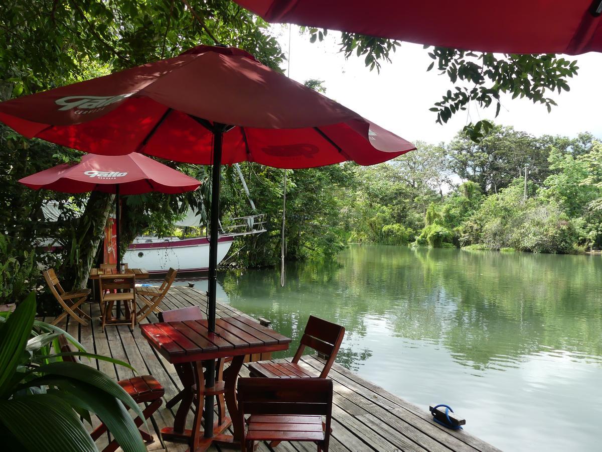 Hotel Kangaroo Y Restaurante Rio Dulce Exterior photo