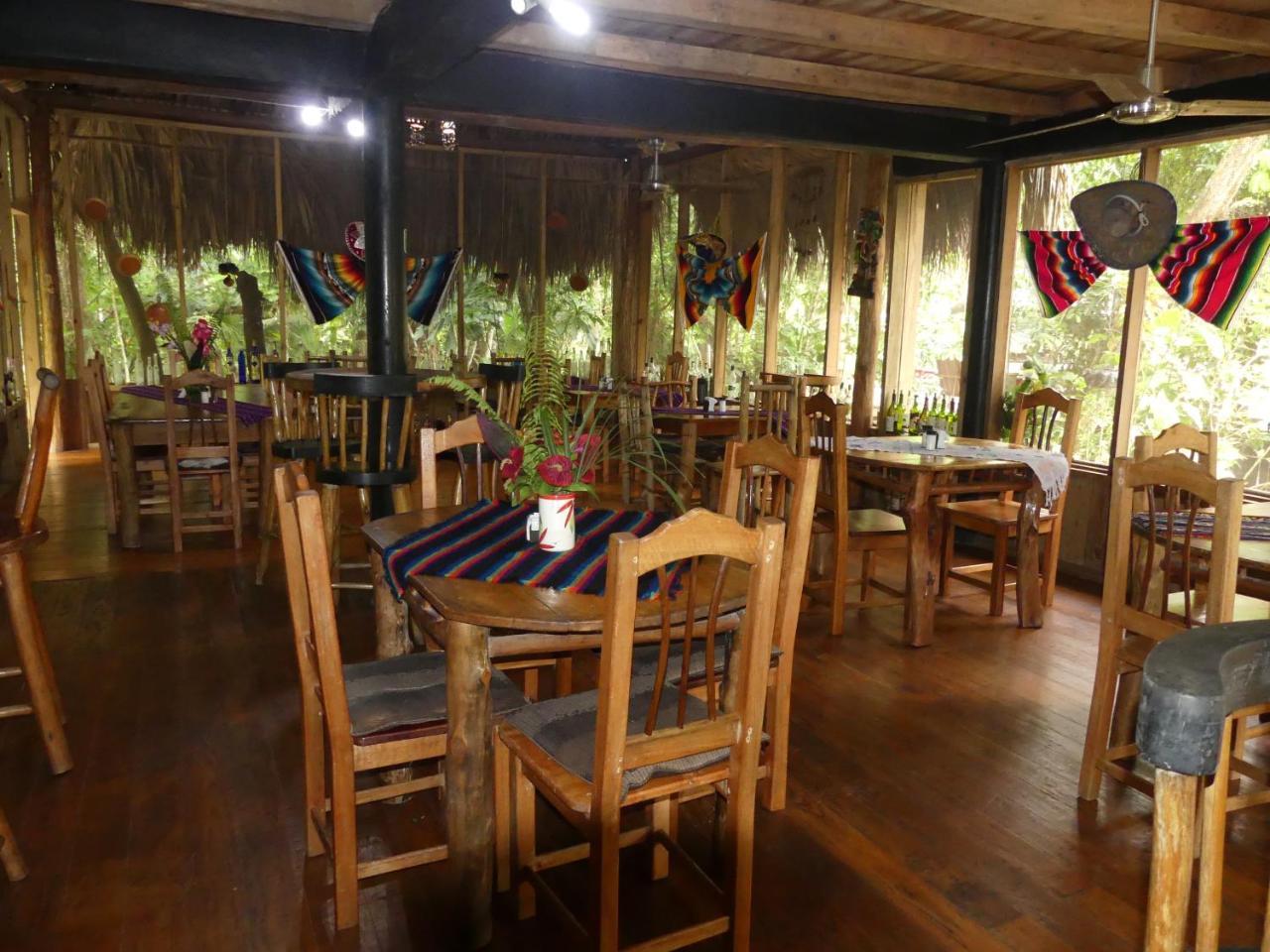 Hotel Kangaroo Y Restaurante Rio Dulce Exterior photo