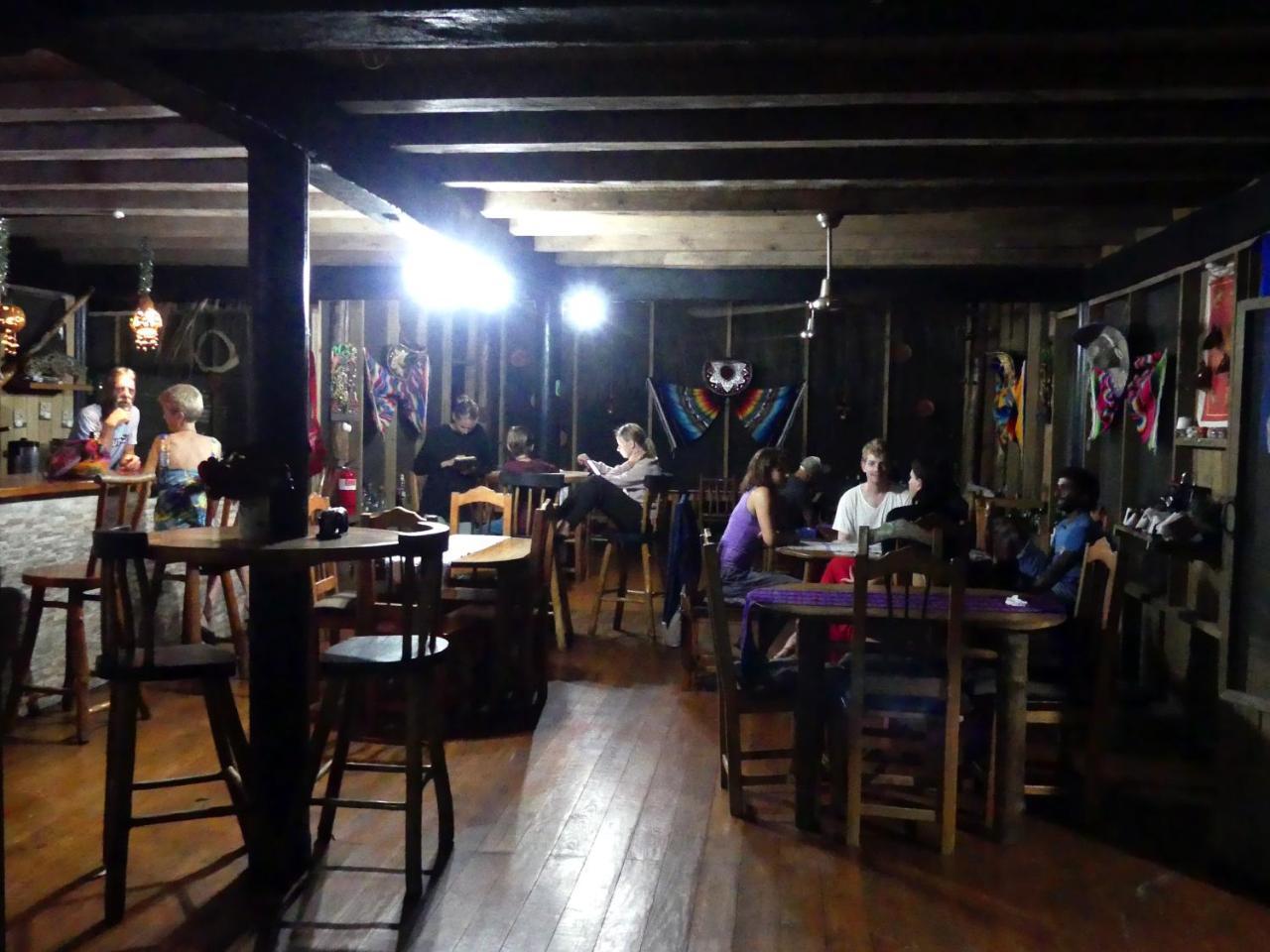Hotel Kangaroo Y Restaurante Rio Dulce Exterior photo