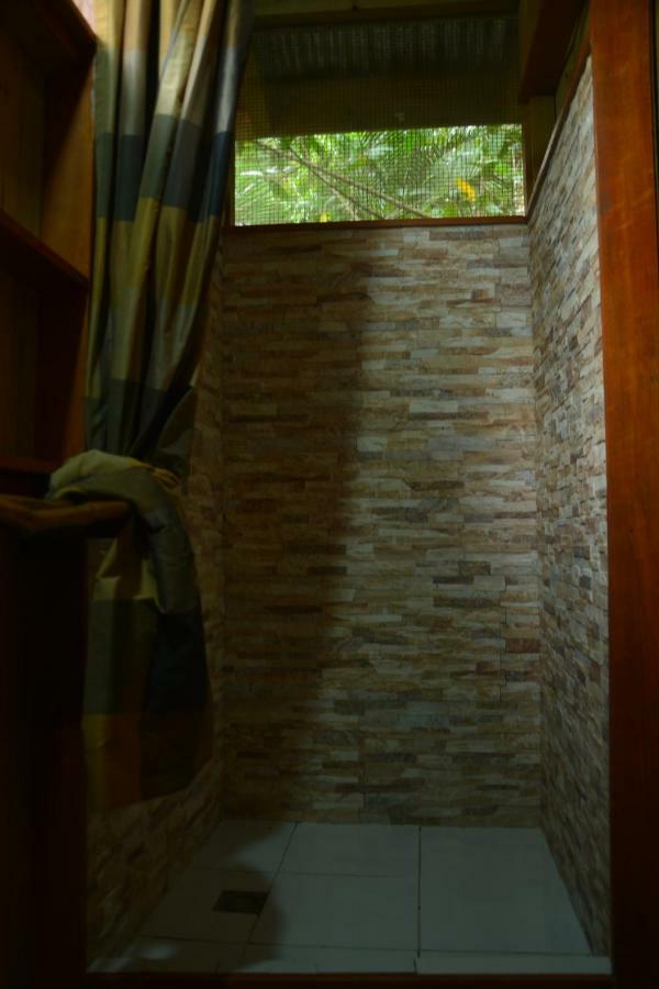 Hotel Kangaroo Y Restaurante Rio Dulce Exterior photo