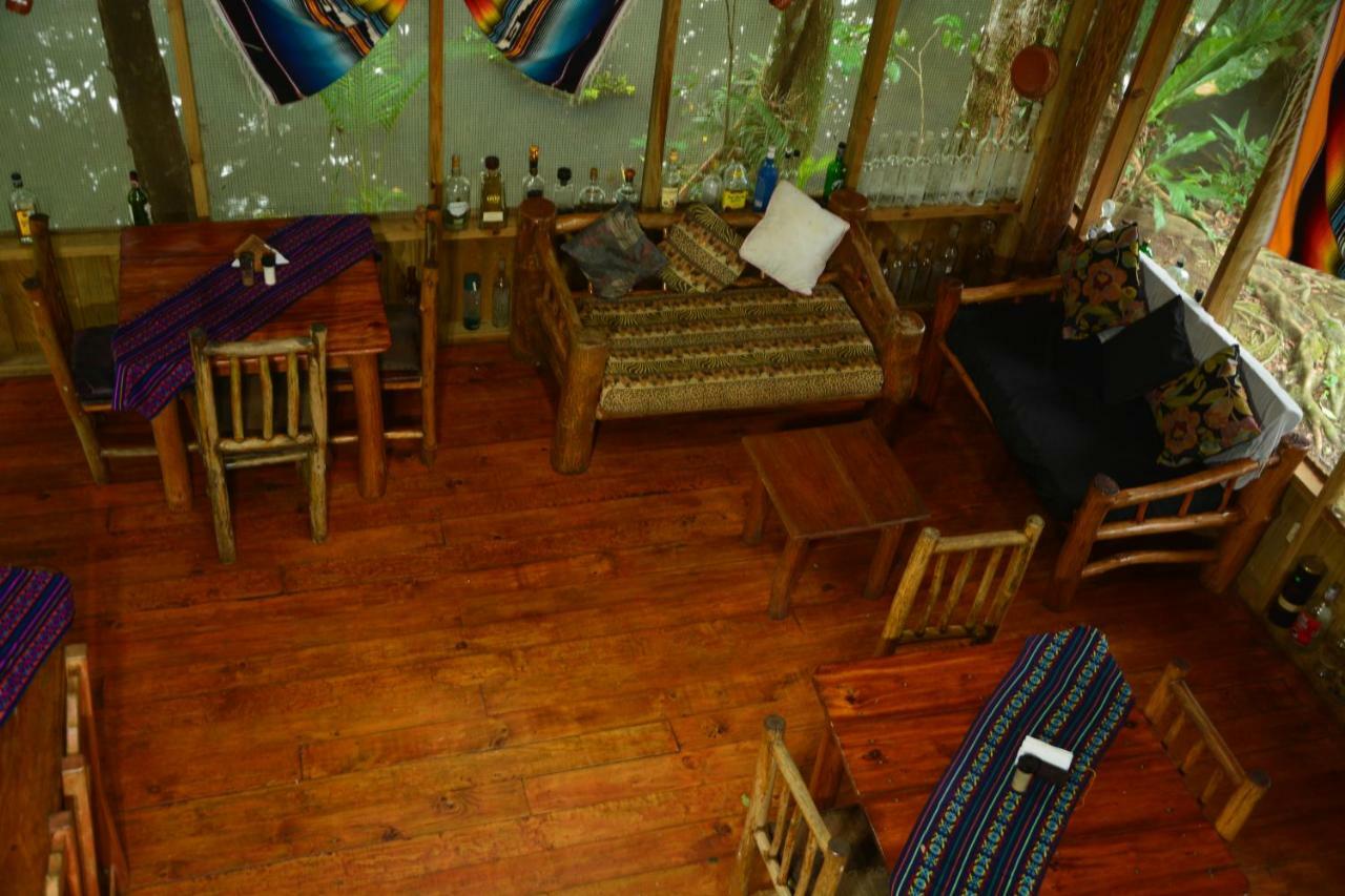 Hotel Kangaroo Y Restaurante Rio Dulce Exterior photo