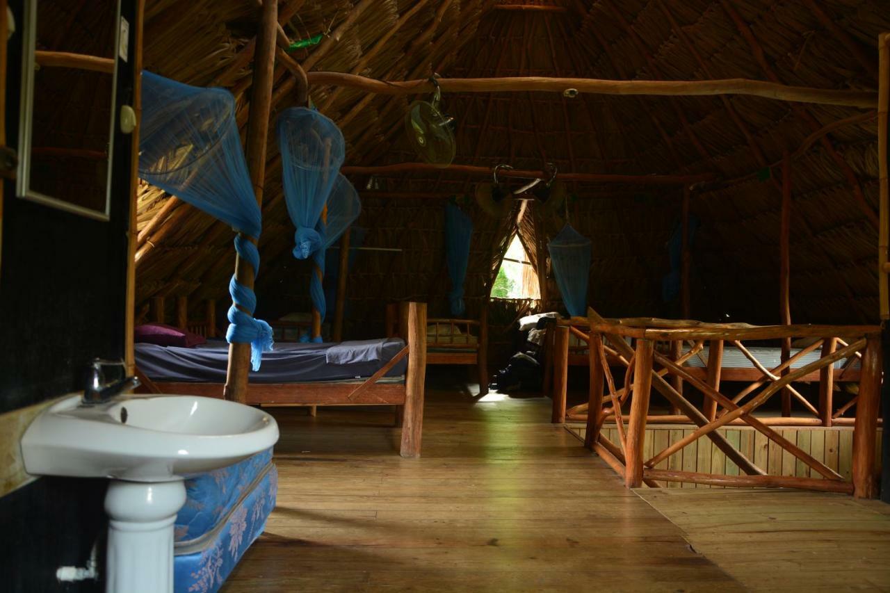 Hotel Kangaroo Y Restaurante Rio Dulce Exterior photo